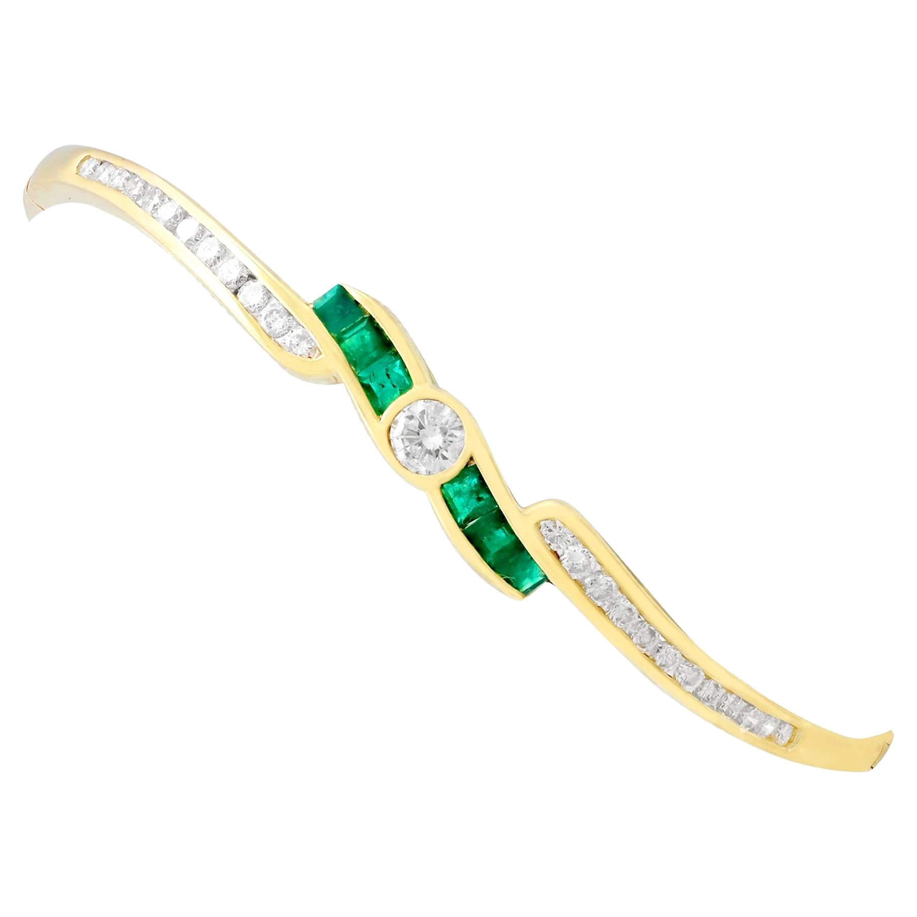 Bracelet jonc en or jaune 18 carats avec émeraudes de 1,50 carat et diamants de 1,36 carat en vente