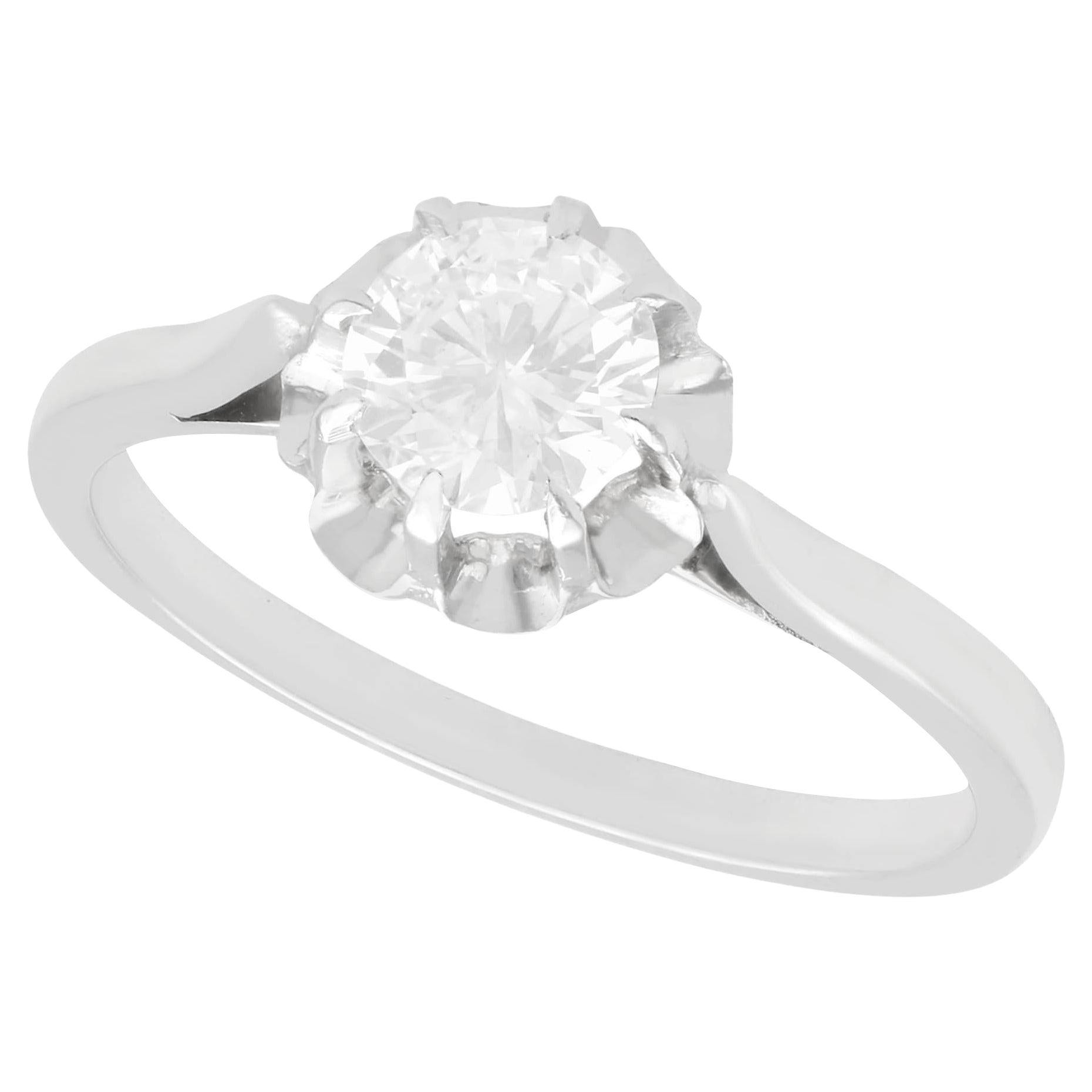 Anillo de compromiso solitario de oro blanco con diamantes franceses de los años 50 engastado en platino