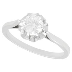 Anillo de compromiso solitario de oro blanco con diamantes franceses de los años 50 engastado en platino
