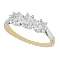 Anillo vintage de diamantes y oro amarillo con tres piedras engastadas en platino de los años 80
