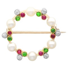 Broche en or jaune des années 1910, perle, diamant, péridot et rubis
