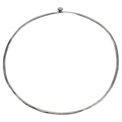 Collar gargantilla o collar modernista Arline Fisch de plata de ley martillada