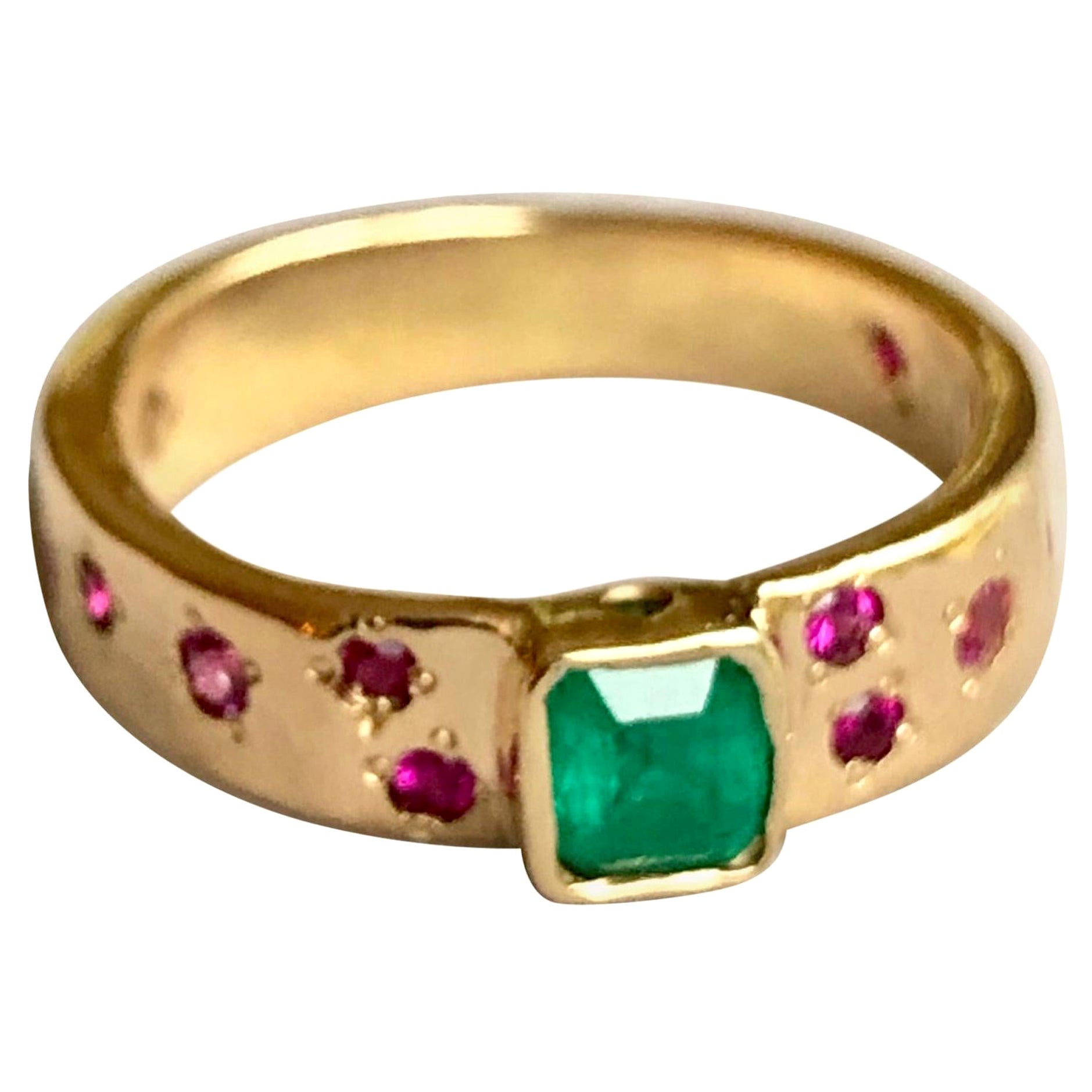 Natural Emerald Ruby Band Ring Rare Hammered 18 Karat
