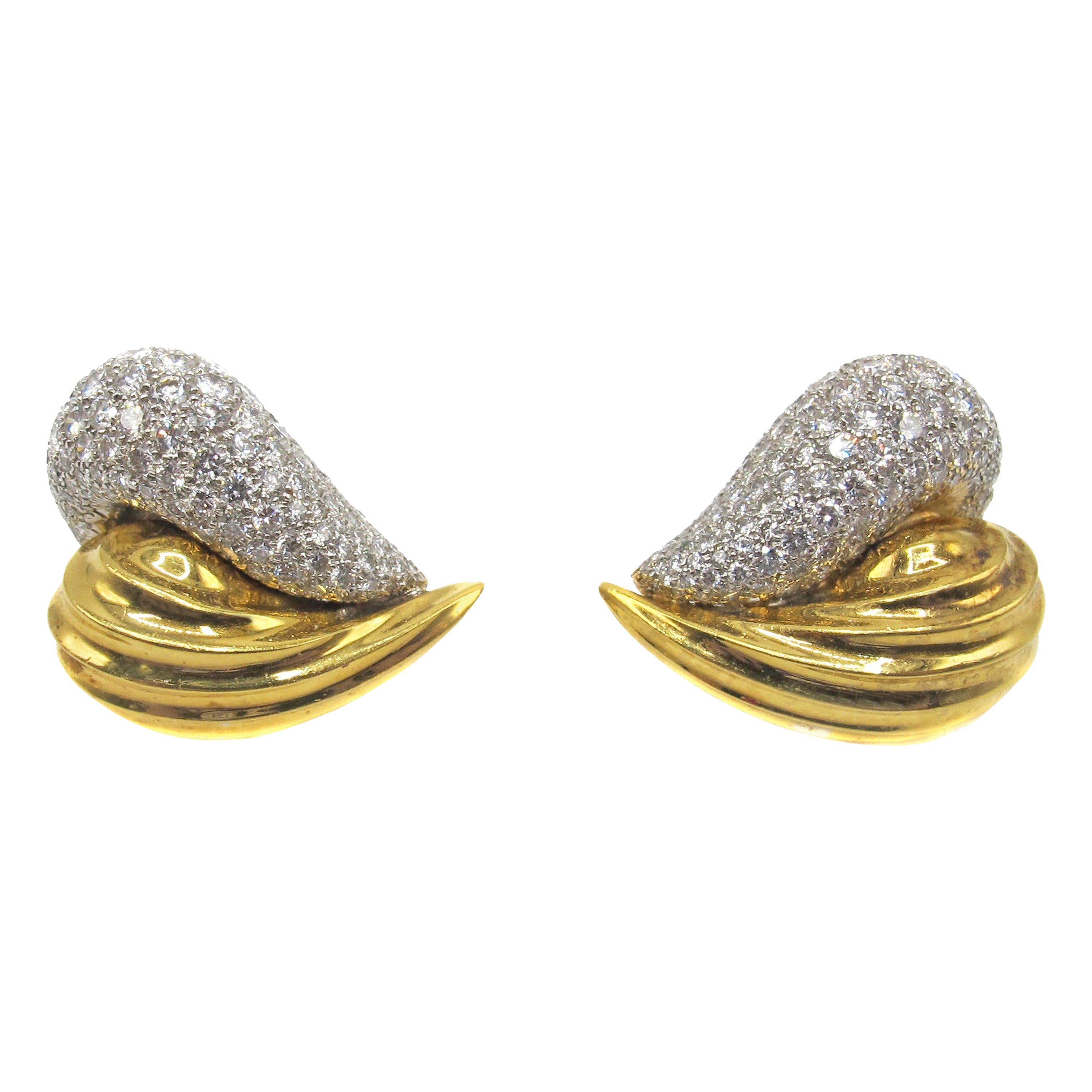 Zweifarbige Gold-Ohrclips mit Diamanten im Angebot