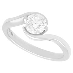 Anillo de compromiso solitario de platino y diamantes de 0.99 quilates
