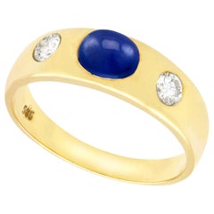 Bague à trois pierres en or jaune avec saphir bleu de 1,30 carat et diamants