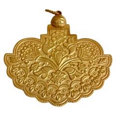 18 Karat Yellow Gold Satin Finish Pendant