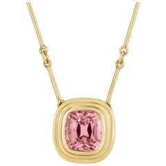 Athena: 1,24 Karat rosa Turmalin-Halskette aus 18 Karat Gelbgold mit Kissenschliff