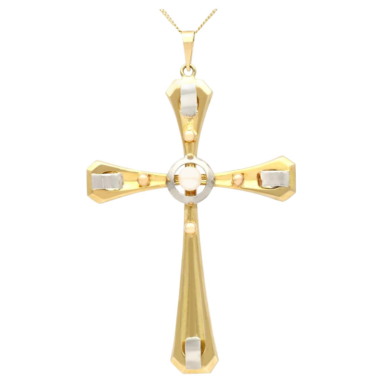 Pendentif croix en or jaune et perles de rocaille, années 1940