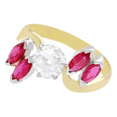 Anillo de cóctel antiguo de oro amarillo con diamantes y rubíes de 1,05 quilates