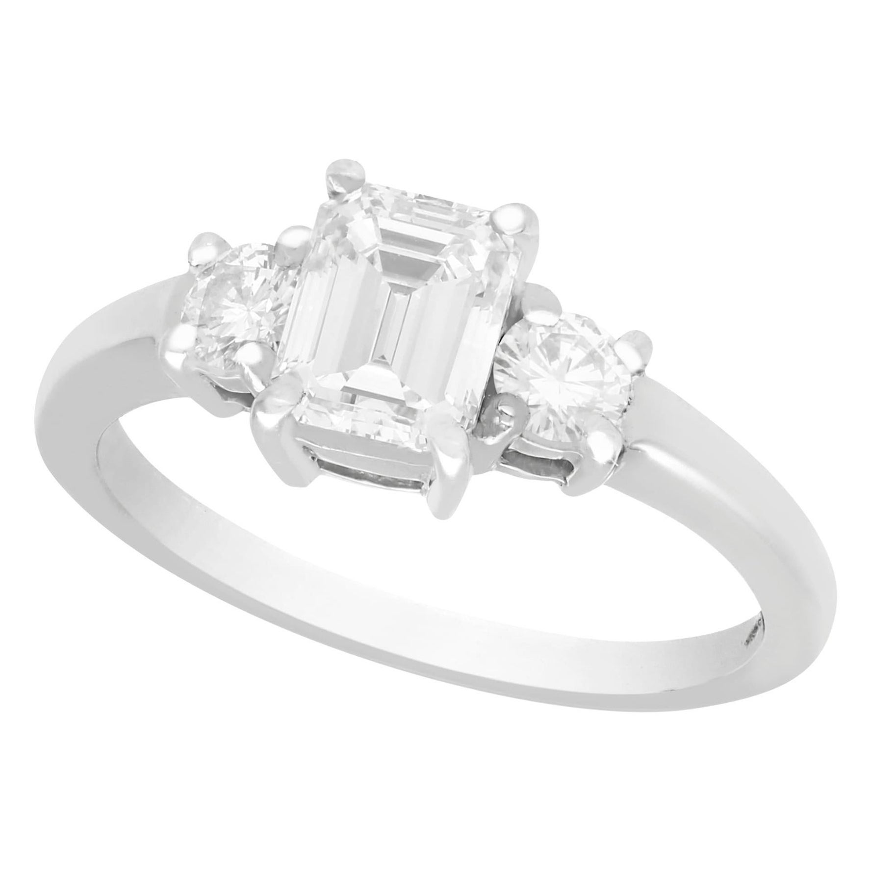 Anillo de compromiso de oro blanco y diamantes talla esmeralda de 1,34 quilates