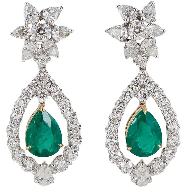 Classic Colombian Emerald Diamond Drop Earrings For Sale at 1stDibs