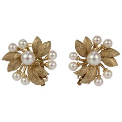 Clips d'oreilles à fleurs en or 14 carats texturé et perles, de style moderne du milieu du siècle dernier