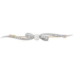 Antiguo broche de barra de lazo engastado en oro amarillo y oro blanco con diamantes