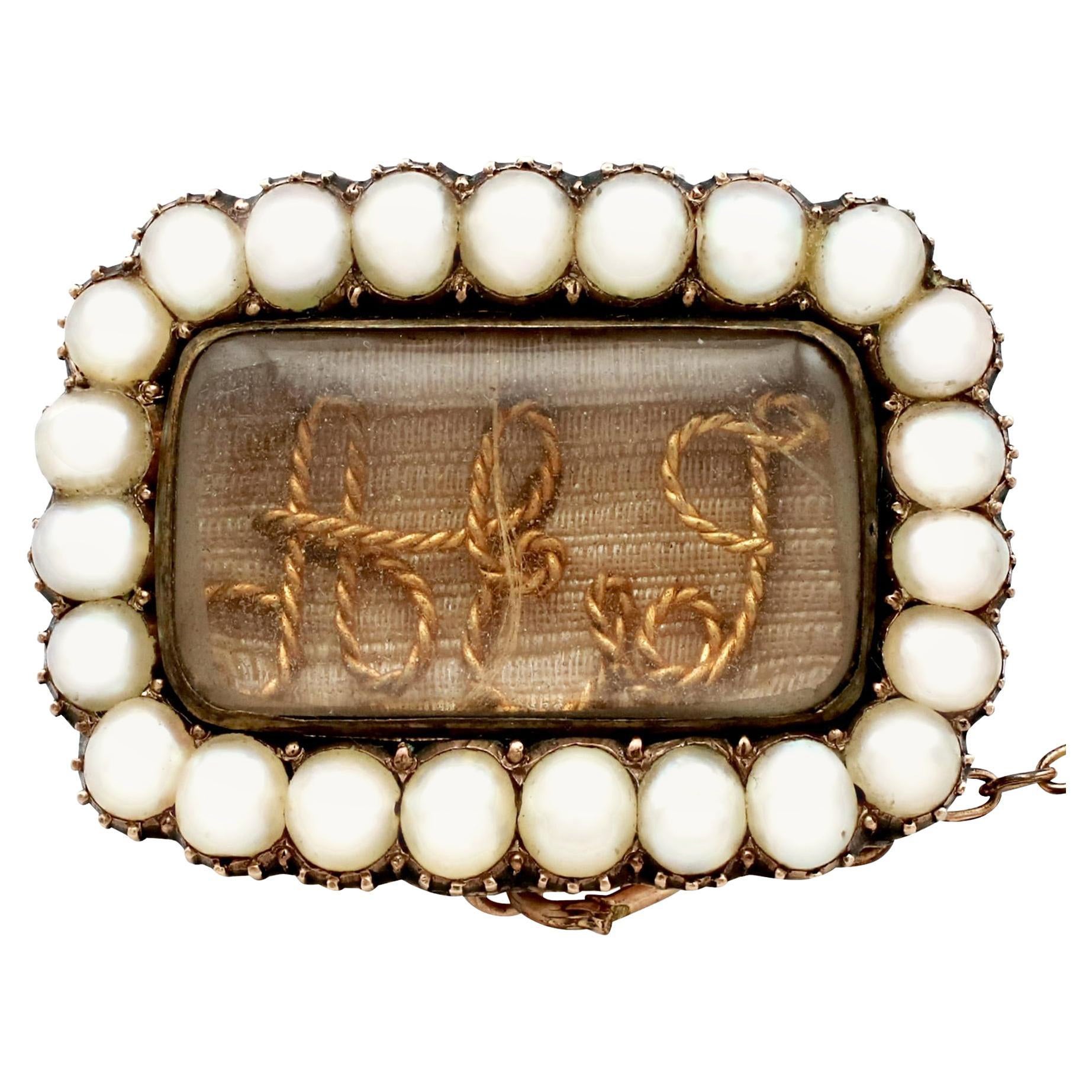 Broche commémorative en or jaune et perles anciennes des années 1840 en vente