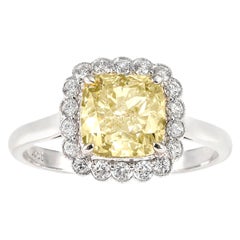 Bague à grappe festonnée en diamants taille coussin jaune intense de 18 carats et diamants fantaisie