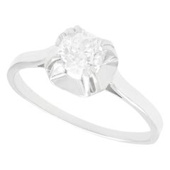 Antico anello di fidanzamento solitario in oro bianco e diamanti del 1920 con incastonatura in platino