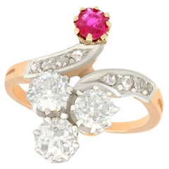 Bague torsadée française ancienne en or jaune avec rubis et diamants de 1,71 carat