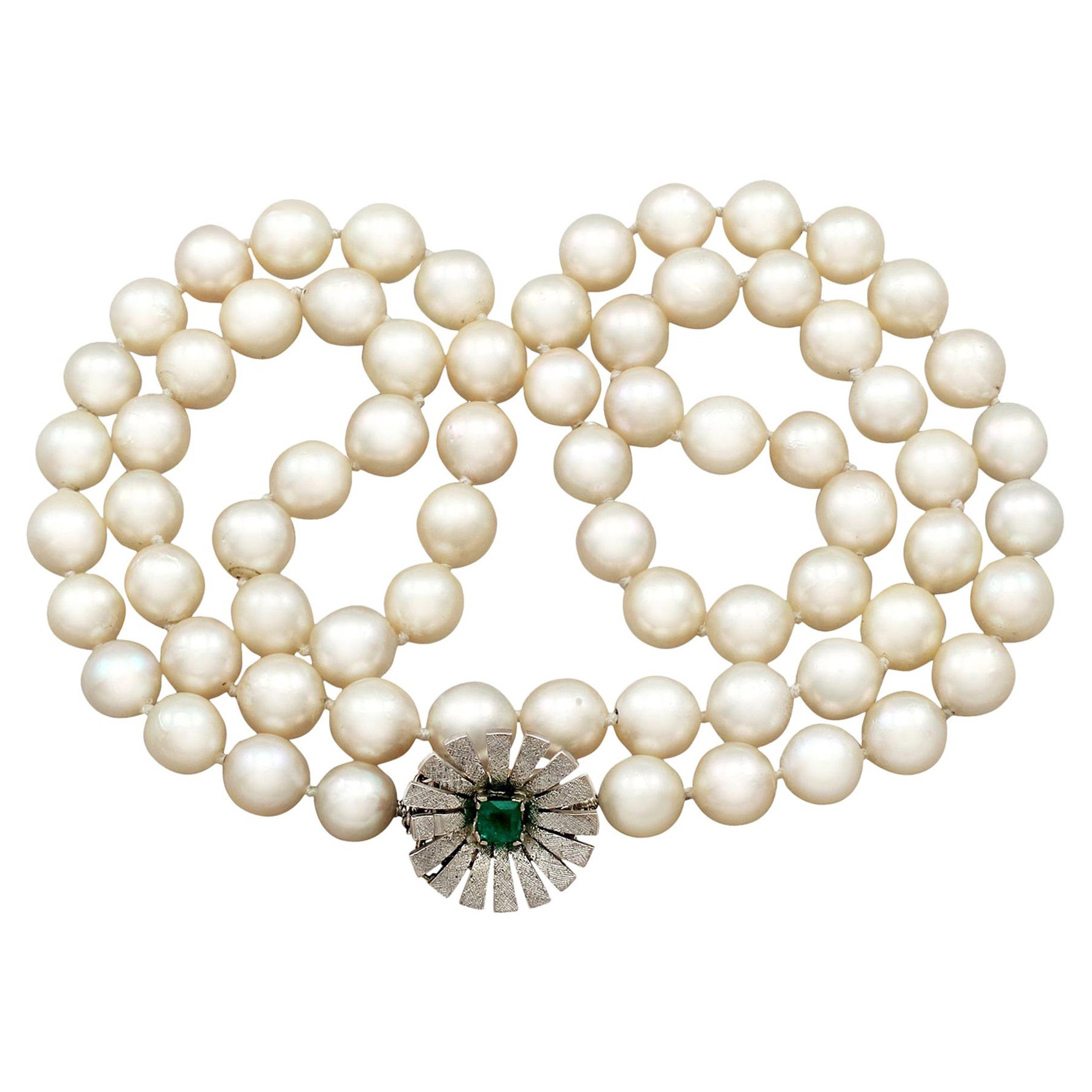 1960er Jahre Einzelstrang Zuchtperlen und Smaragd Verschluss Weißgold Halskette im Angebot