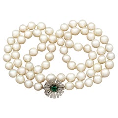Retro 1960s Single Strand Cultured Pearl and Emerald Clasp White Gold Necklace