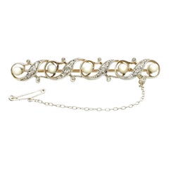 Broche antiguo de perlas y diamantes engastado en oro amarillo y plata