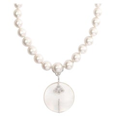 Collier Adler avec pendentif en nacre et diamants Collier avec fermoir en perles blanches et diamants