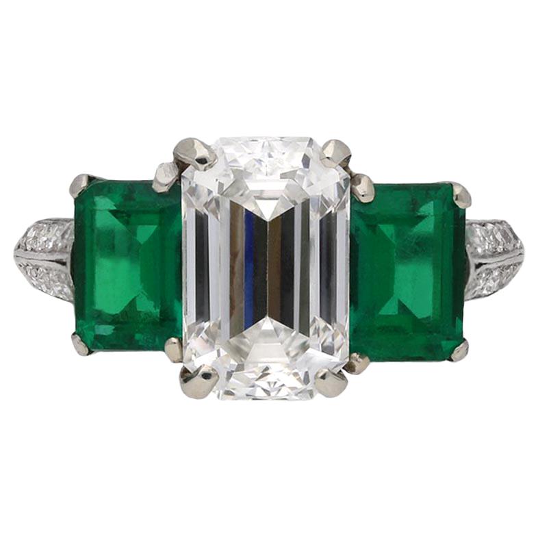 Dreisteiniger Ring mit Diamanten und natürlichem, ungeschliffenem Smaragd