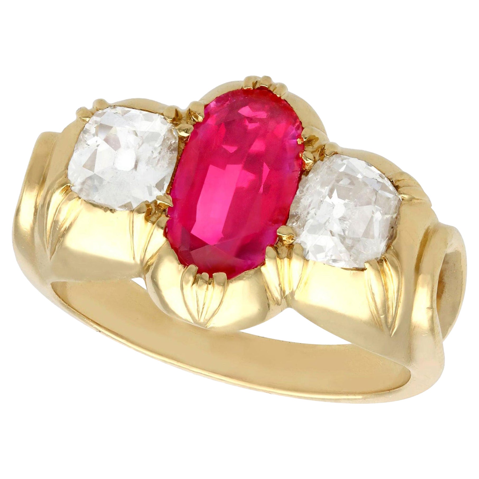 Bague cocktail ancienne en or jaune avec diamants et rubis taille ovale de 2 carats