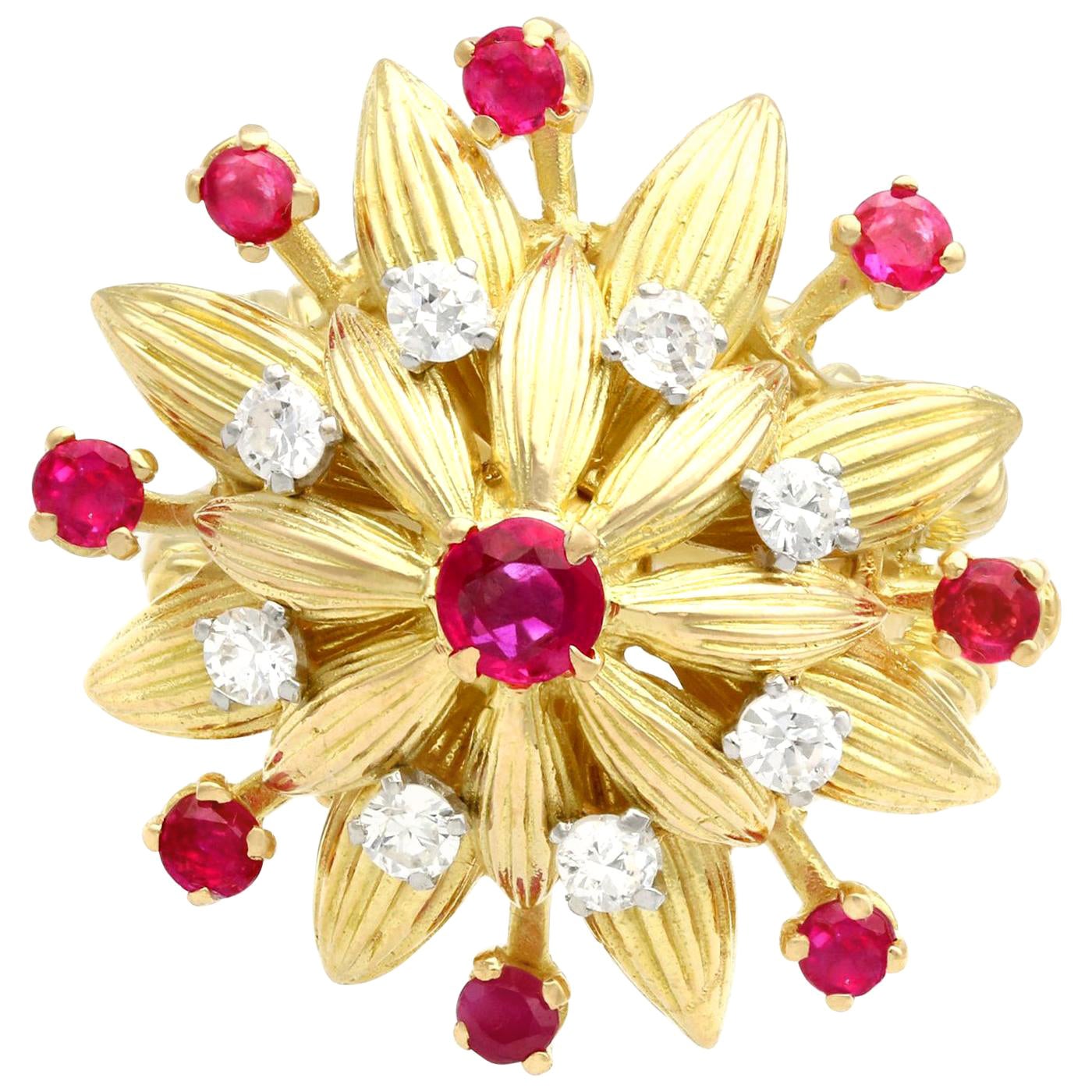 Bague cocktail florale vintage en or jaune avec rubis et diamants