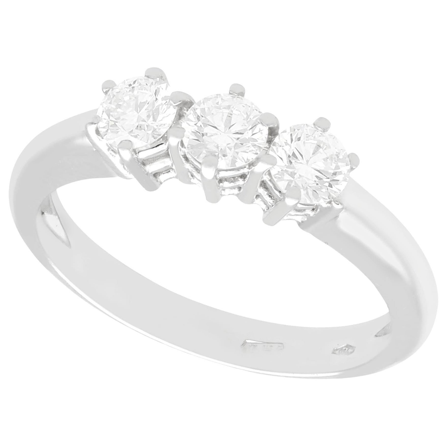 Bague trilogie en or blanc et diamant brillant à taille ronde en vente