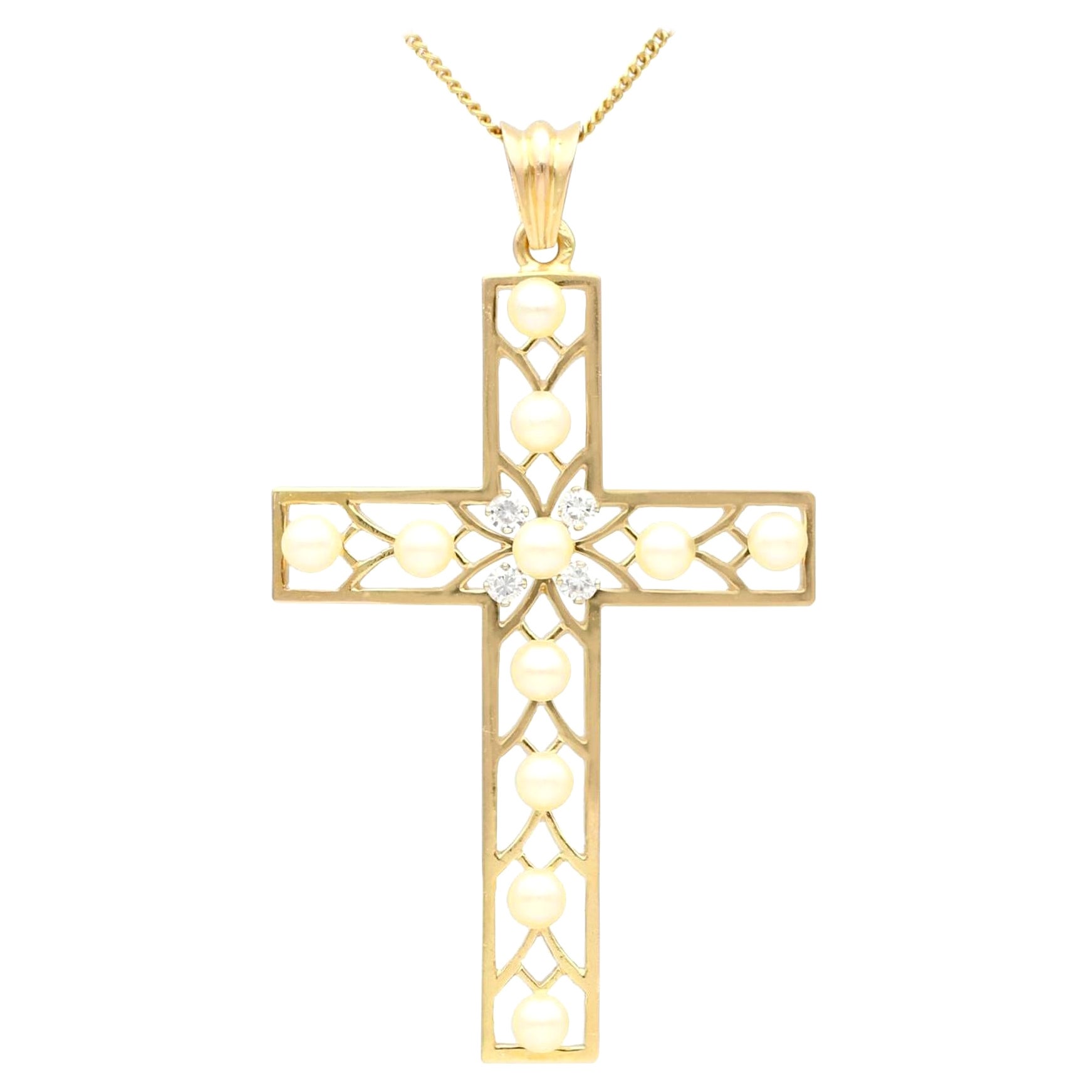 Pendentif croix française ancien en or jaune avec perles de rocaille et diamants