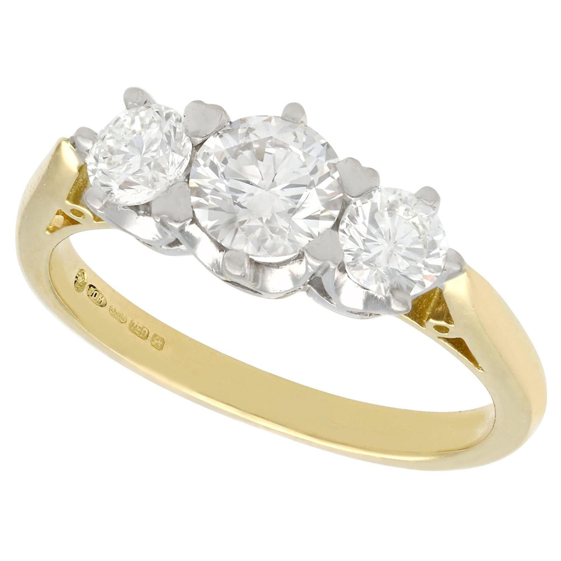 Bague de fiançailles vintage à trois pierres en or jaune 18 carats avec diamant de 1,18 carat en vente