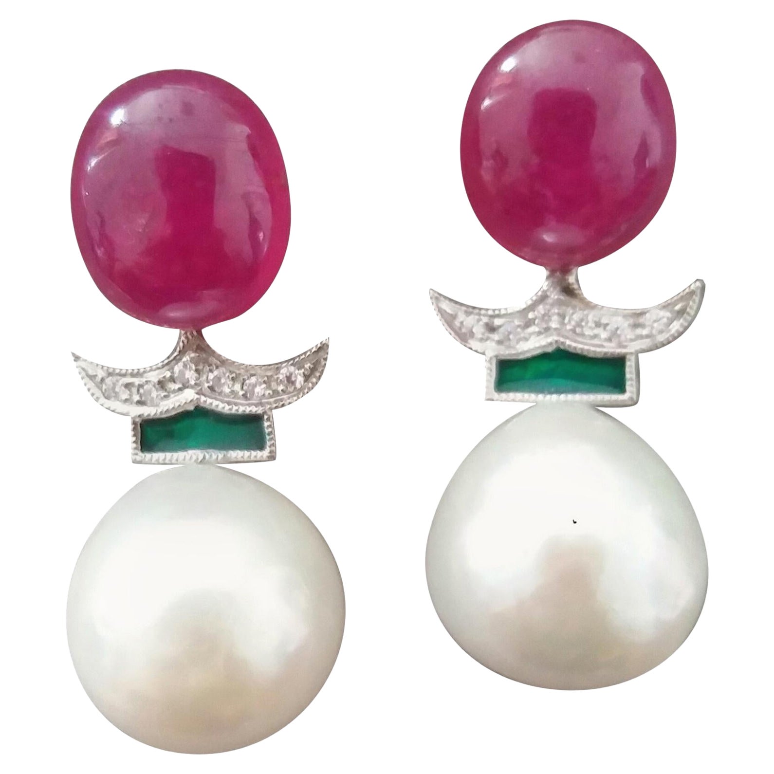 Boucles d'oreilles baroques en or blanc, perles blanches, rubis, cabas, émail vert et diamants