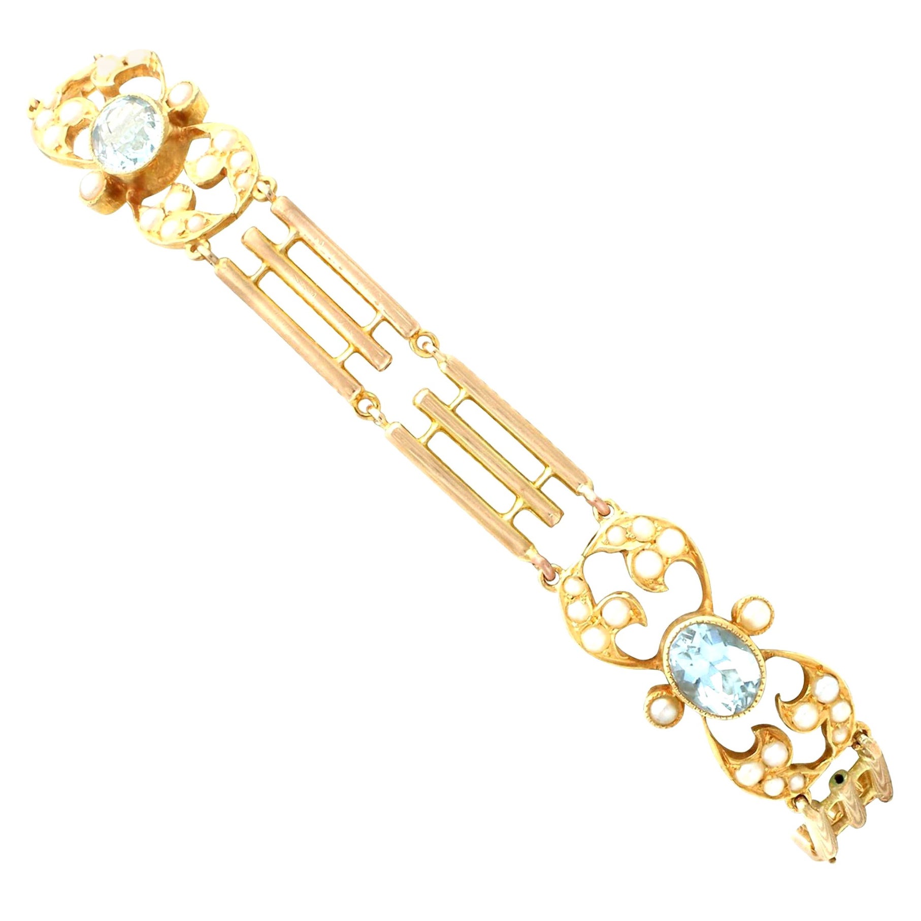 1920s 2.55 Carat Aquamarine and Seed Pearl Yellow Gold Gate Bracelet For Sale