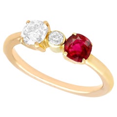 1950er Jahre Diamant- und Rubin-Cocktailring aus 15 Karat Gelbgold