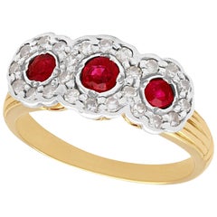 Antiguo anillo de cóctel de tres piedras en oro amarillo con rubíes y diamantes de la década de 1910