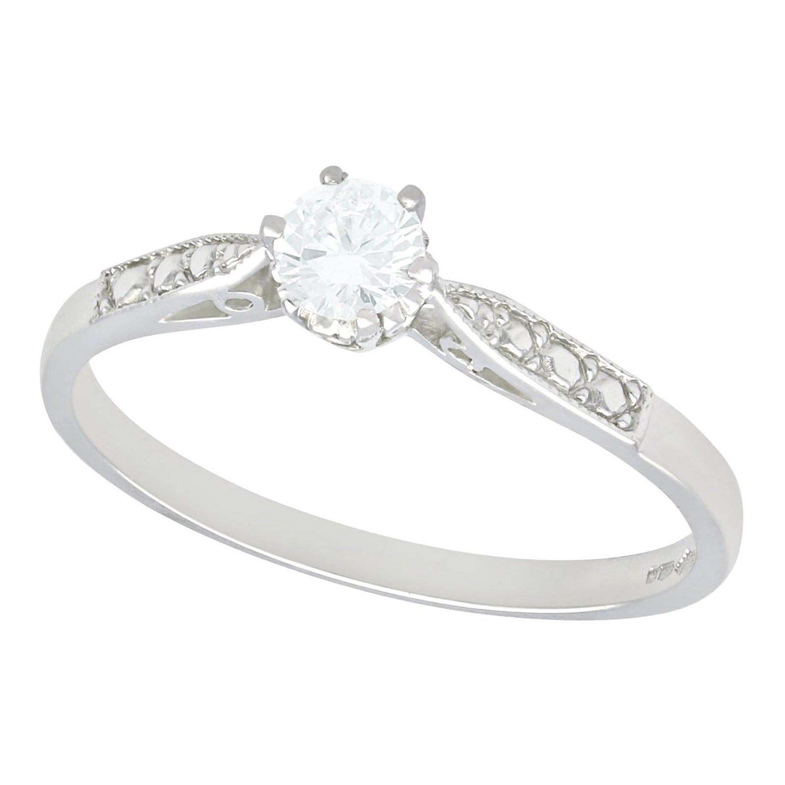Anillo de compromiso solitario de diamantes y platino