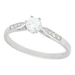 Anillo de compromiso solitario de diamantes y platino