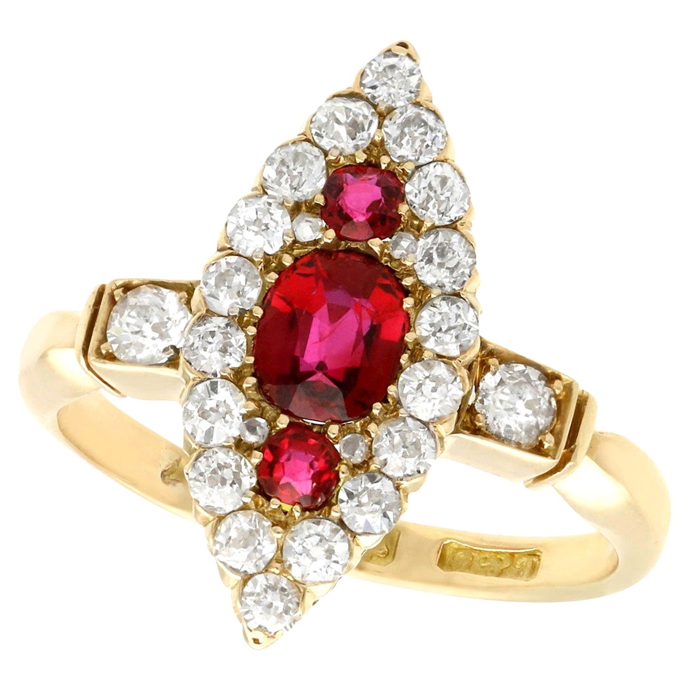 Bague cocktail édouardienne en or jaune avec rubis Siam de 1,00 carat et diamants de 1,12 carat