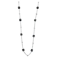 Sautoir en or blanc 18 carats, diamant, onyx et cristal de roche