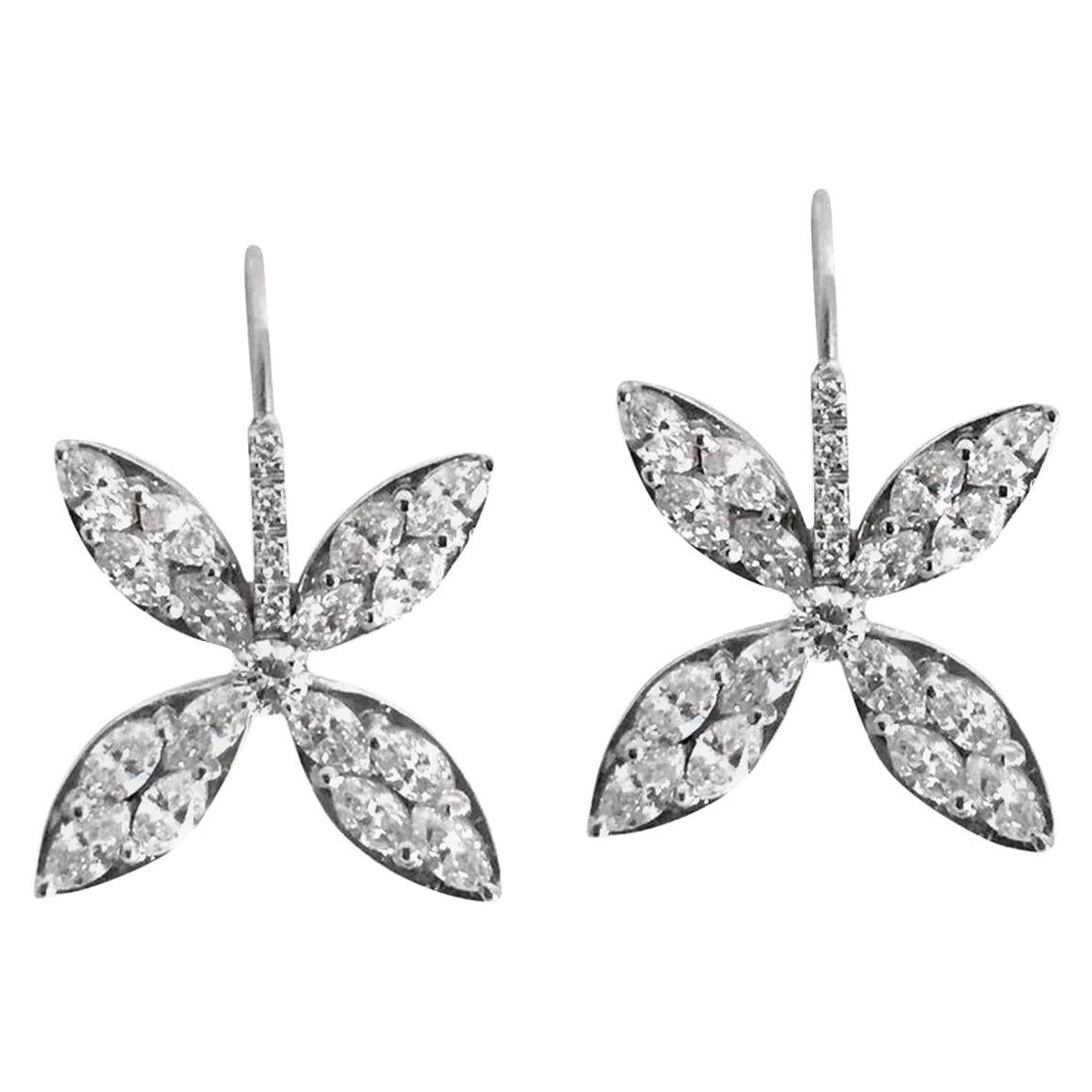 Boucles d'oreilles pendantes en or blanc 18k à pétales marqués de diamants