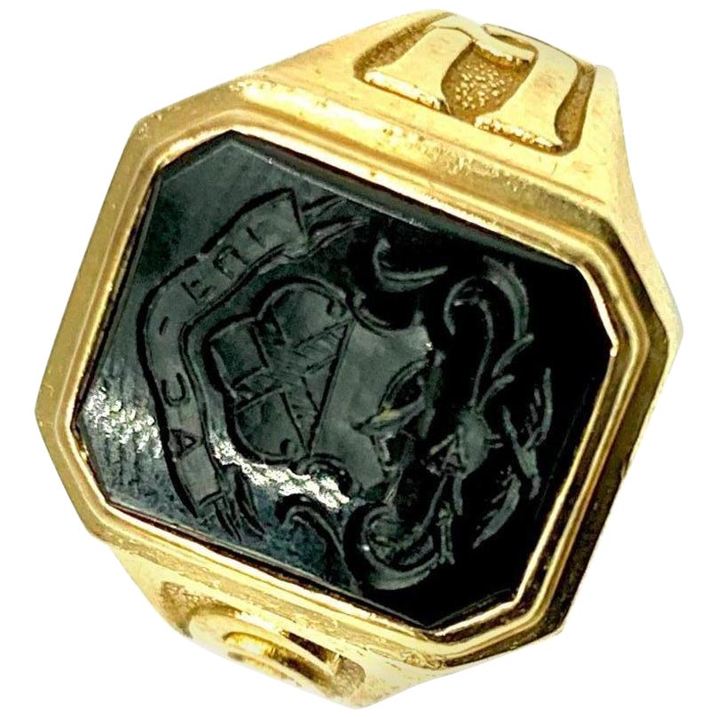Armorial Crest Georgian Style Vintage 14K Yellow Gold Onyx Intaglio Signet Ring  For Sale