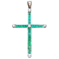 Pendentif croix vintage en or blanc 18 carats avec émeraudes et diamants