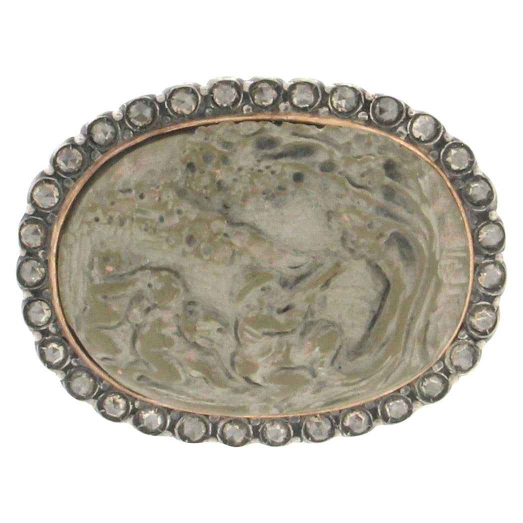 Broche artisanale en or 14 carats et argent avec camée en lave et diamants