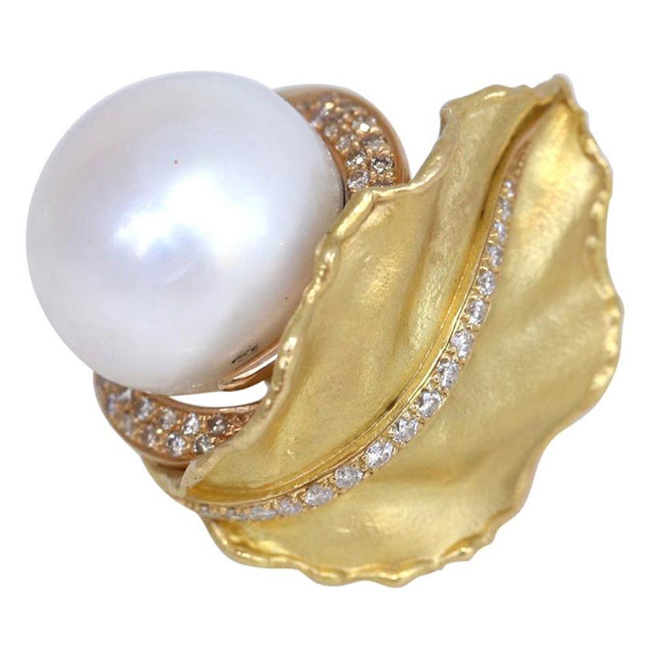 South Sea Pearl Diamonds 18 Karat Yellow Gold Floral Ring, 1970 For Sale