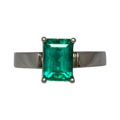 Fine Vivid Green Certified Colombian Emerald Muzo 18 Karat White Gold Ring