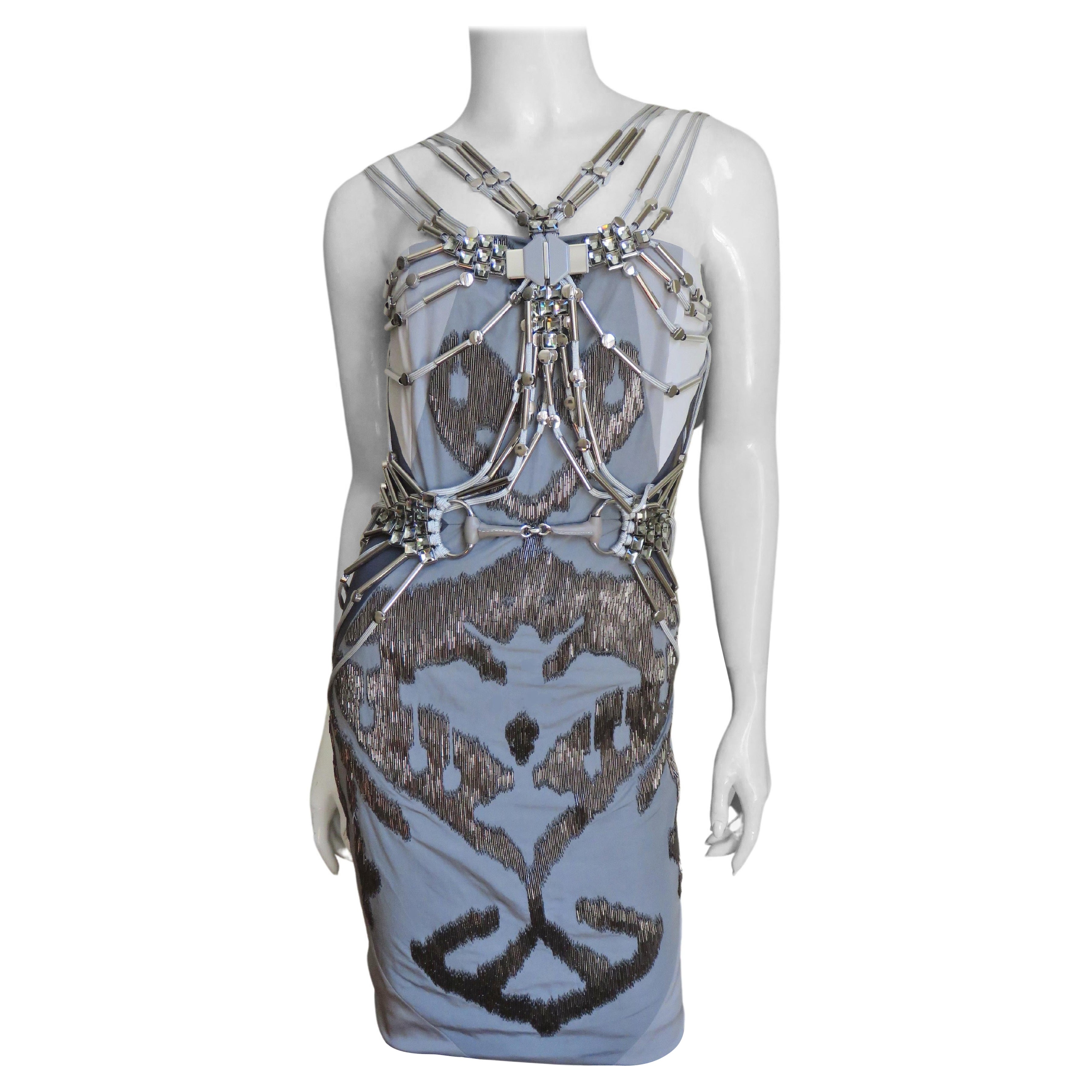 Portada de la revista Gucci Vestido de seda adornado con cristales de Swarovski y abalorios SS 2010 en venta