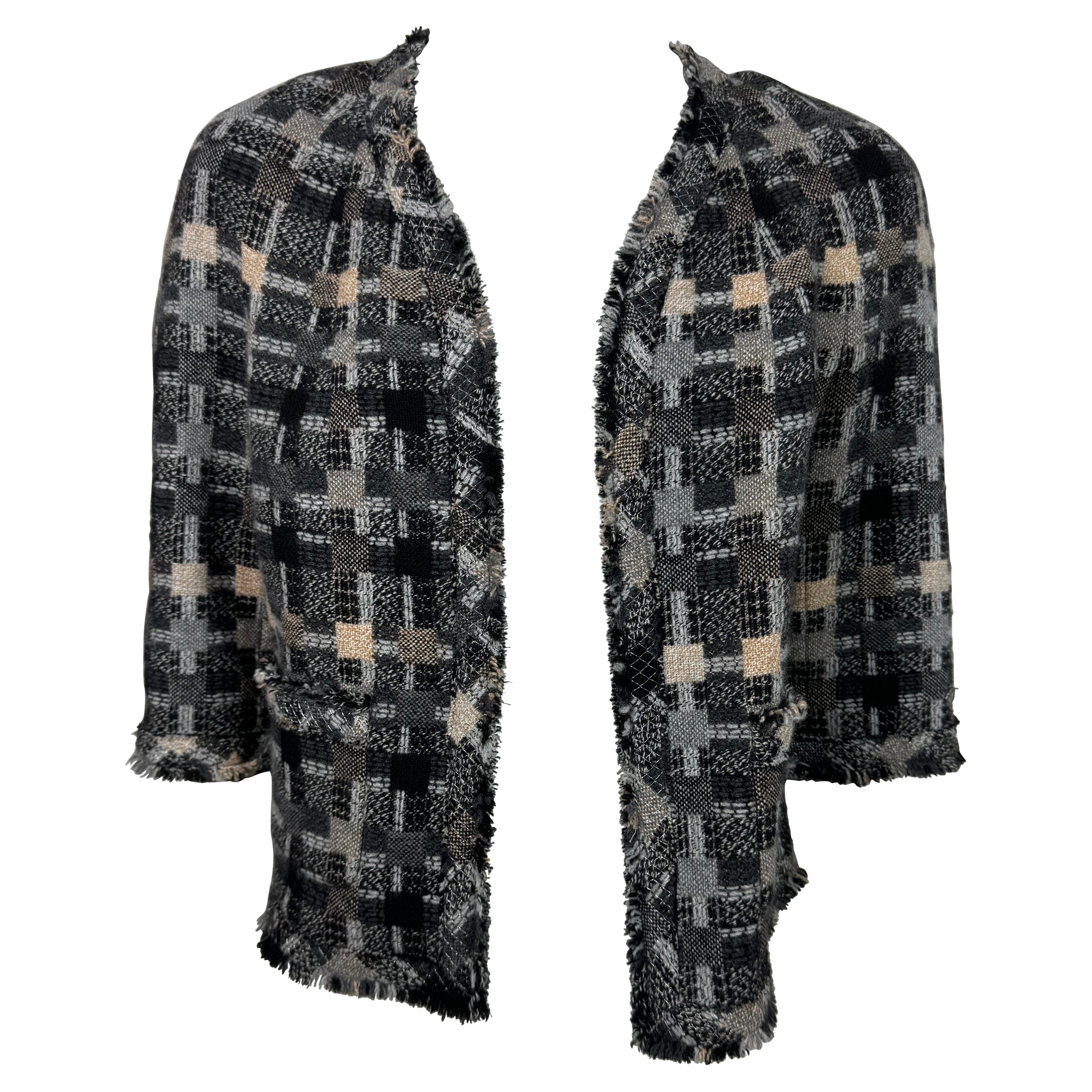 Chanel Vintage Fall 2005 Grey Tones Patterned 3/4 Sleeve Tweed Jacket - Size 42 For Sale