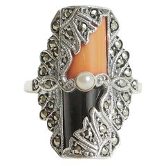 Anello Art Deco in corallo, onice, perle, argento e marchesa