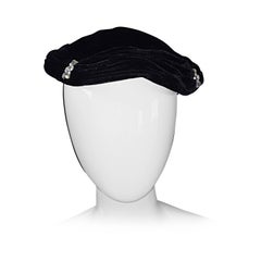 Magnifique chapeau noir vintage en velours de soie des années 1940 avec strass et mentonnière